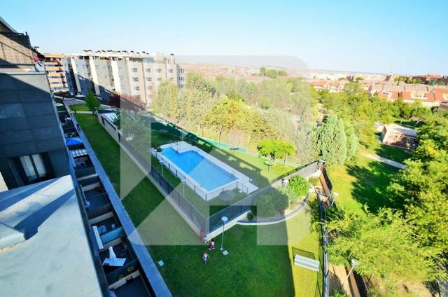 Ático en Alquiler en Calle LIBERTAD en Hispanoamérica - Comunidades