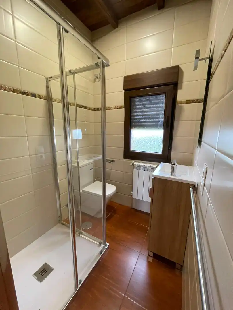 Baño de Finca rústica de alquiler en Tineo con Calefacción, Jardín privado y Parquet