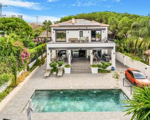 Vista exterior de Casa o xalet en venda en Marbella amb Aire condicionat, Terrassa i Piscina