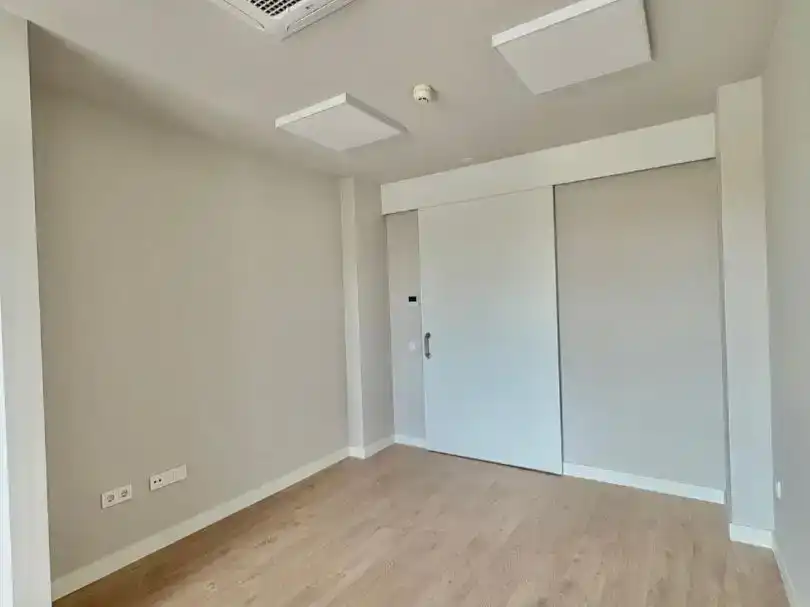 Loft zur Miete in La Moraleja mit Klimaanlage, Schwimmbad und Möbliert