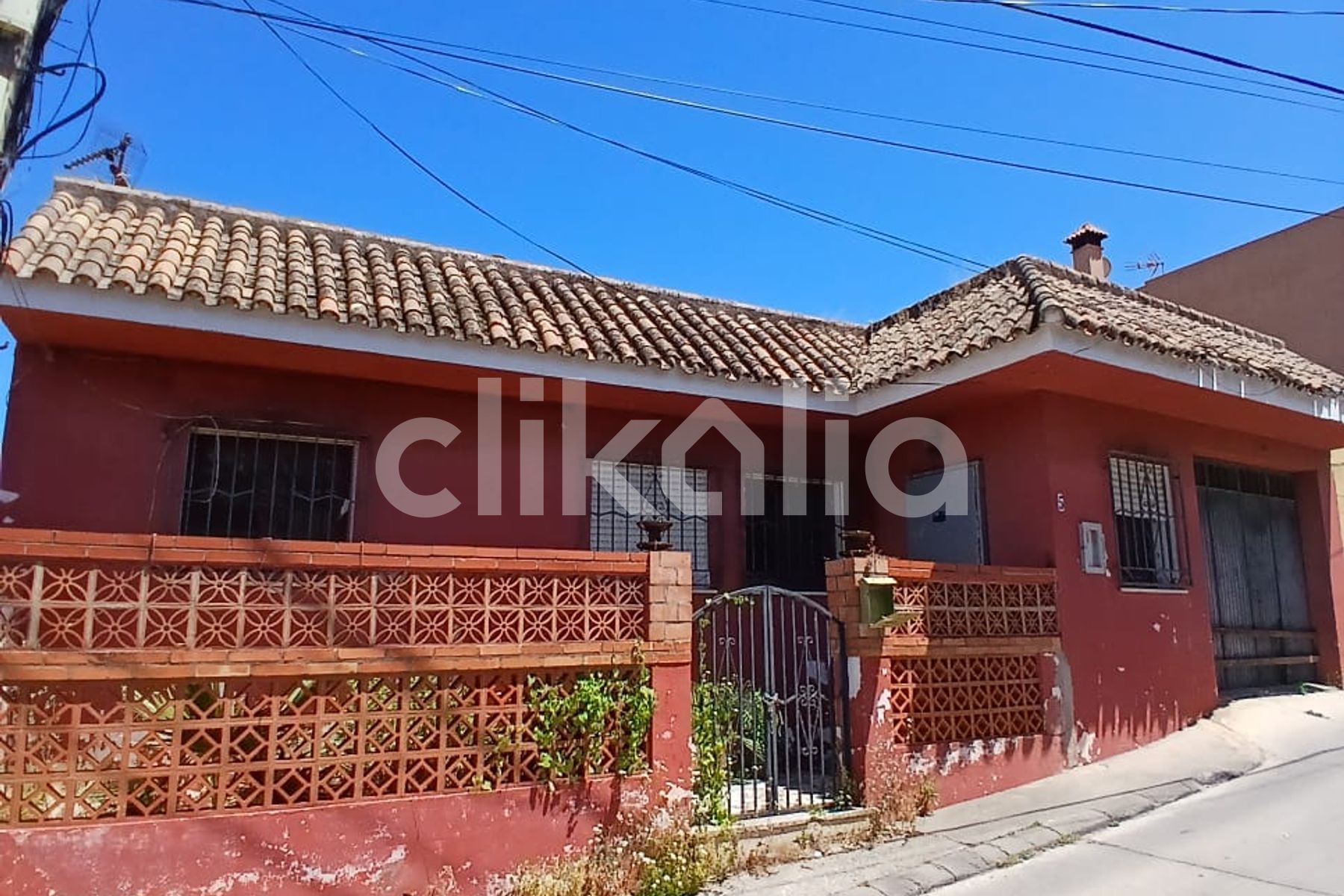 Vista exterior de Casa o xalet en venda en Algeciras amb Calefacció i Terrassa