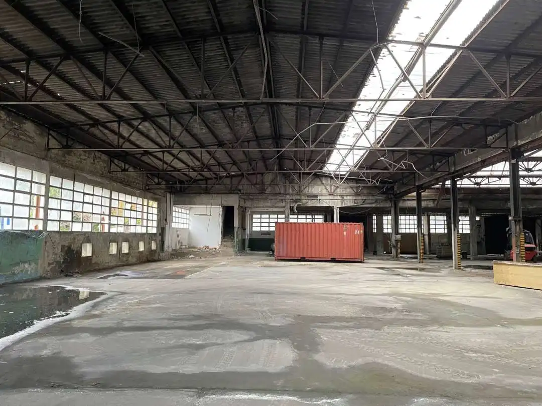 Außenansicht von Fabrikhallen zum Verkauf in Hernani