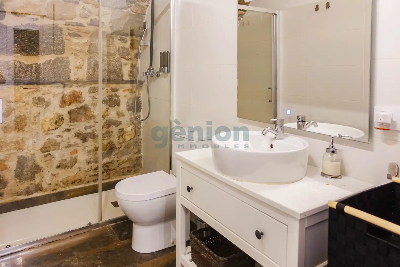 Bany de Pis en venda en Girona amb Aire condicionat, Calefacció i Moblat