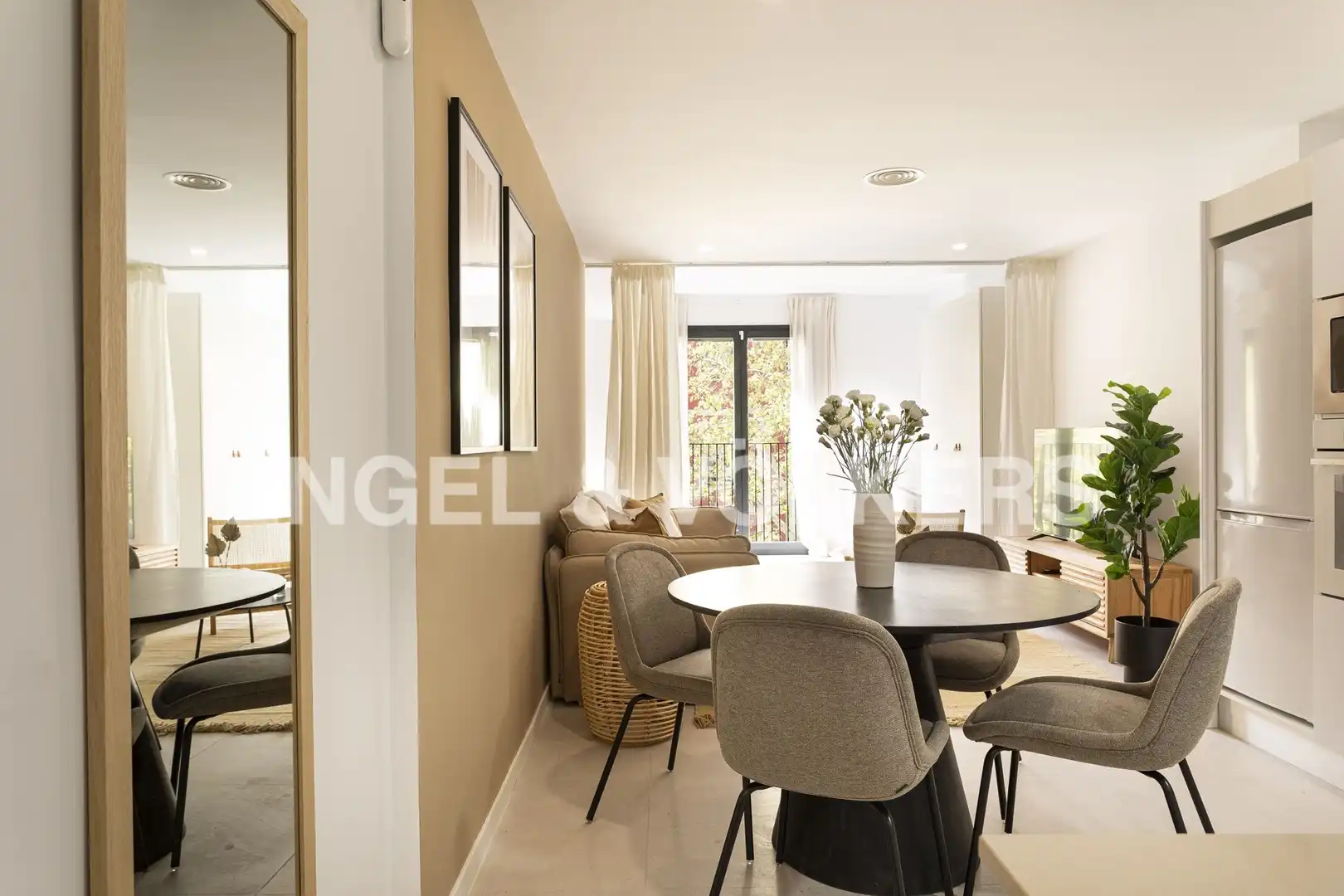 Comedor de Piso de alquiler en Barcelona con Aire acondicionado, Calefacción y Amueblado