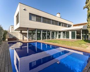 Vista exterior de Casa o xalet de lloguer en Sant Cugat del Vallès amb Jardí privat, Balcó i Es permeten mascotes