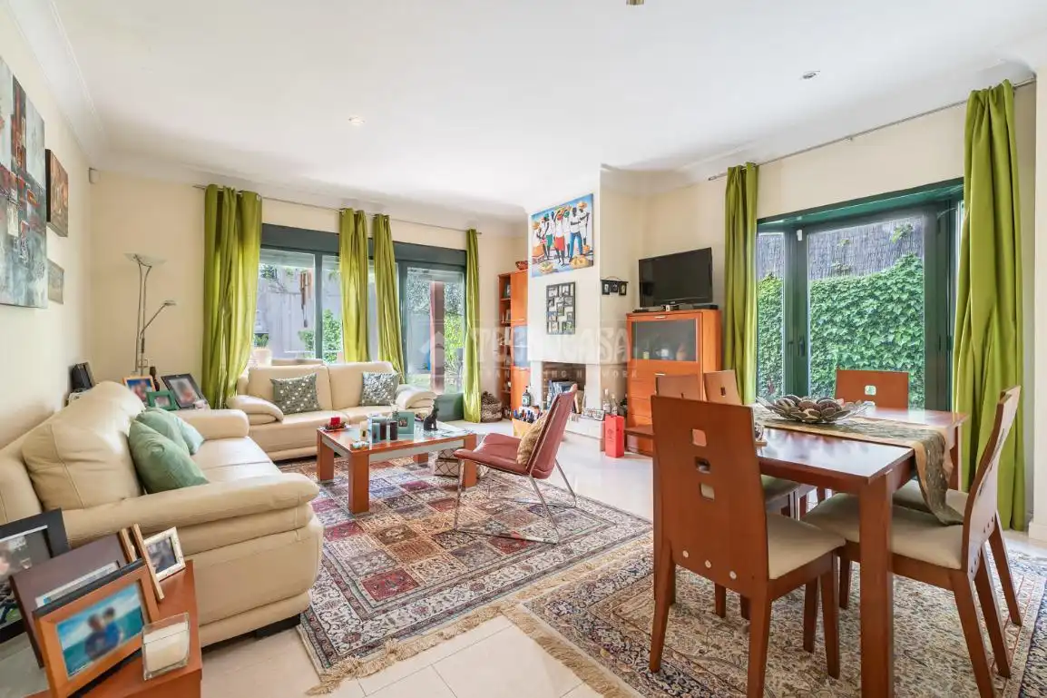 Sala de estar de Casa adosada en venta en Paracuellos de Jarama con Aire acondicionado, Calefacción y Jardín privado