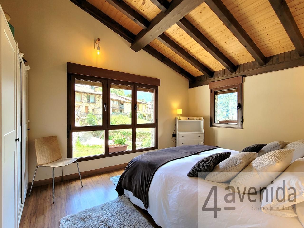 Dormitori de Casa o xalet en venda en Caso amb Calefacció, Jardí privat i Terrassa