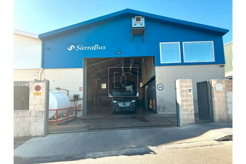 Vista exterior de Nau industrial de lloguer en Guadarrama amb Calefacció i Alarma