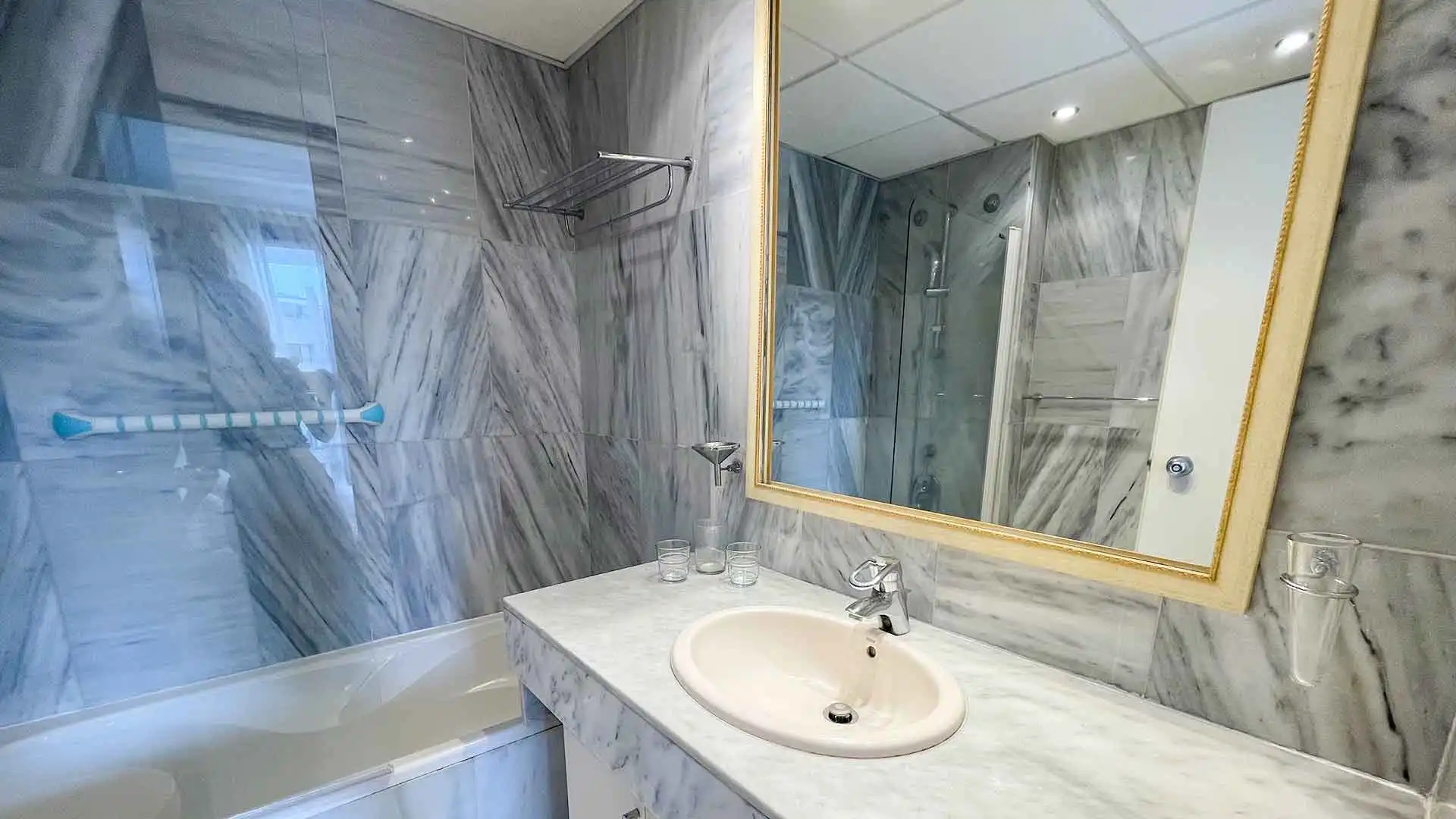 Bathroom of Apartments for rent in Marbella  with Air Conditioner, Terrace and Swimming Pool