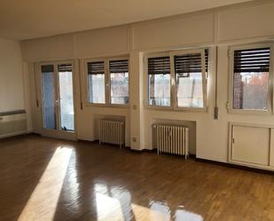 Living room of Flat to rent in  Madrid Capital  with Air Conditioner, Heating and Parquet flooring