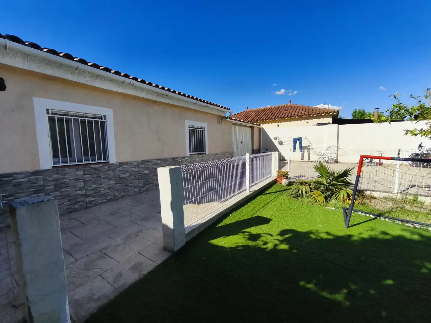 Vista exterior de Casa o xalet en venda en Mont-roig del Camp amb Aire condicionat, Calefacció i Jardí privat