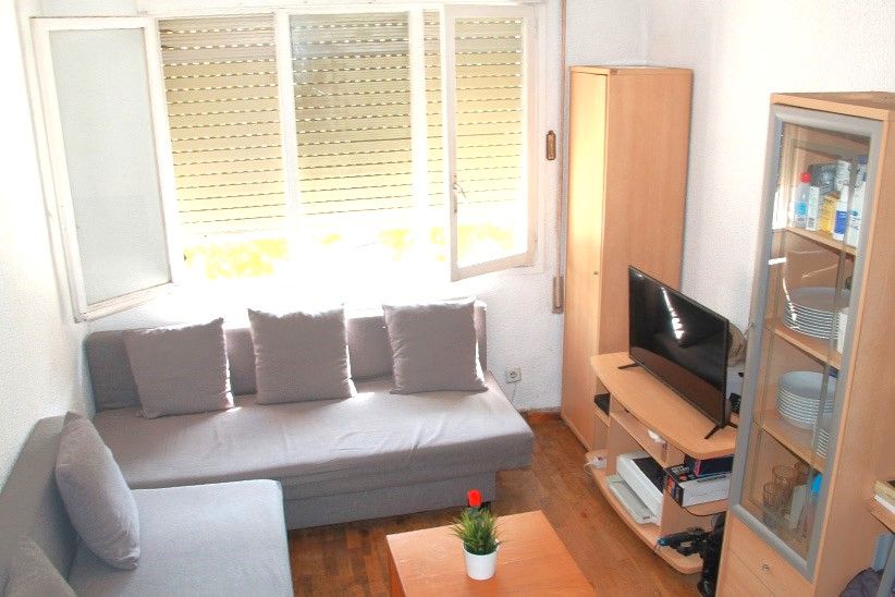 Sala d'estar de Pis en venda en L'Hospitalet de Llobregat amb Calefacció i Moblat