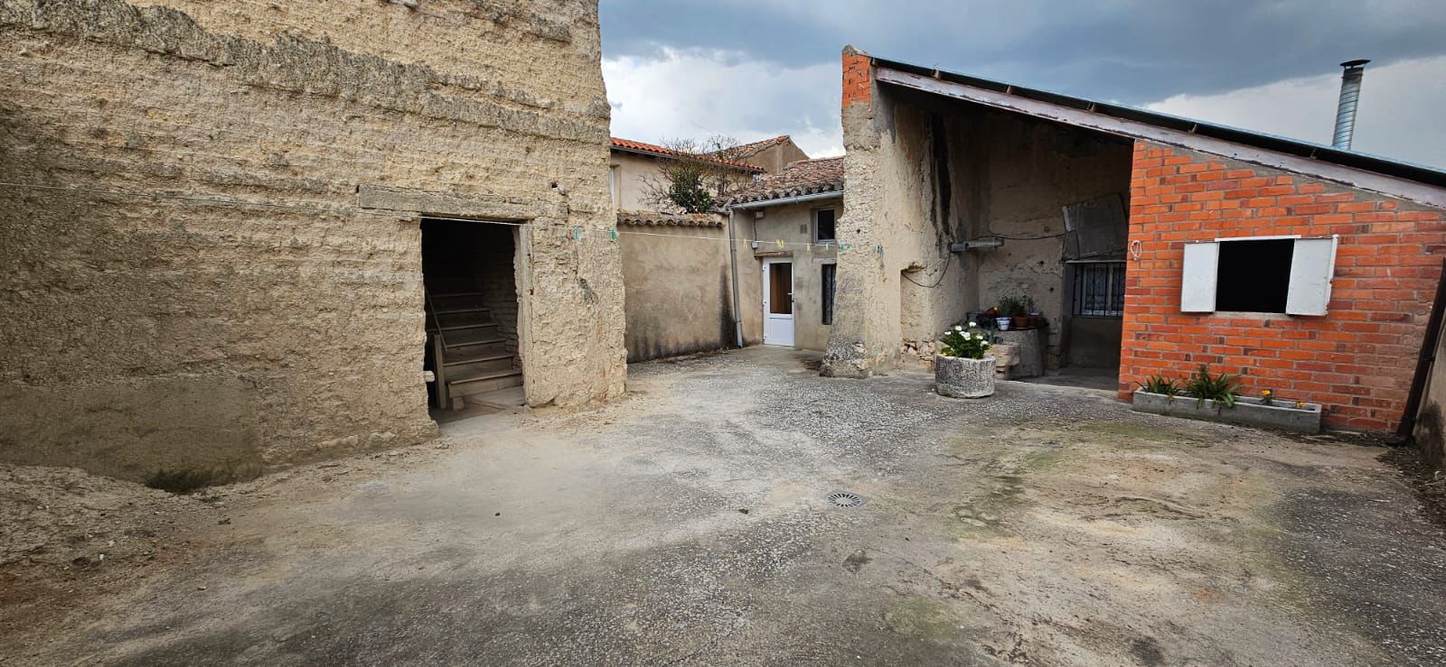 Vista exterior de Casa o xalet en venda en Tiedra amb Calefacció, Jardí privat i Terrassa