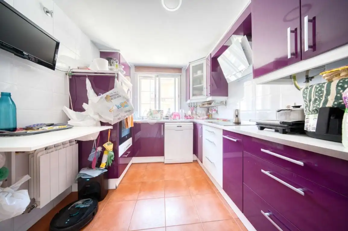 Cocina de Casa adosada en venta en Aldeamayor de San Martín con Calefacción y Jardín privado