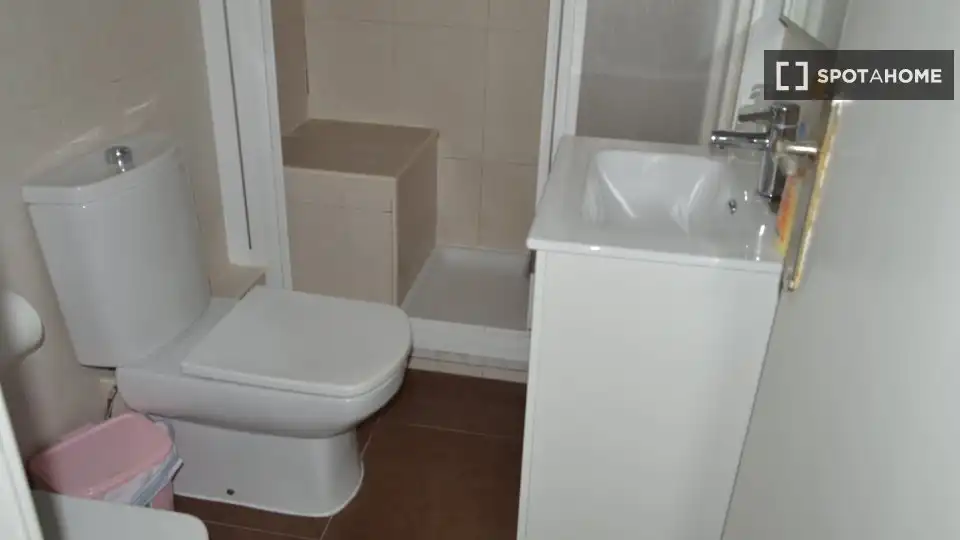 Baño de Piso para compartir en Valencia con Aire acondicionado, Calefacción y Amueblado