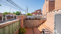 Vista exterior de Casa adosada en venda en Santa Perpètua de Mogoda amb Aire condicionat, Terrassa i Piscina