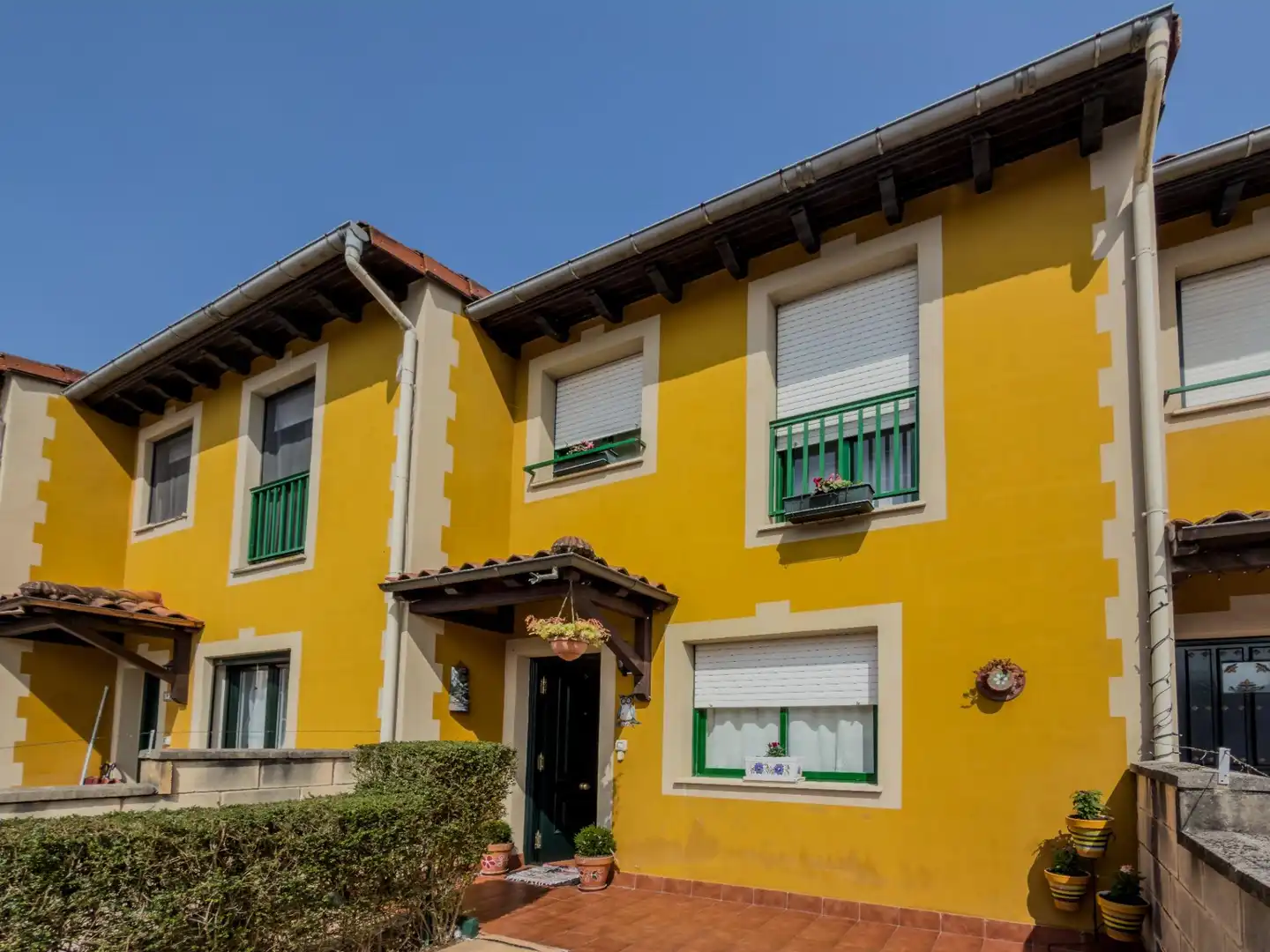 Vista exterior de Casa adosada en venda en Villafufre amb Calefacció i Jardí privat