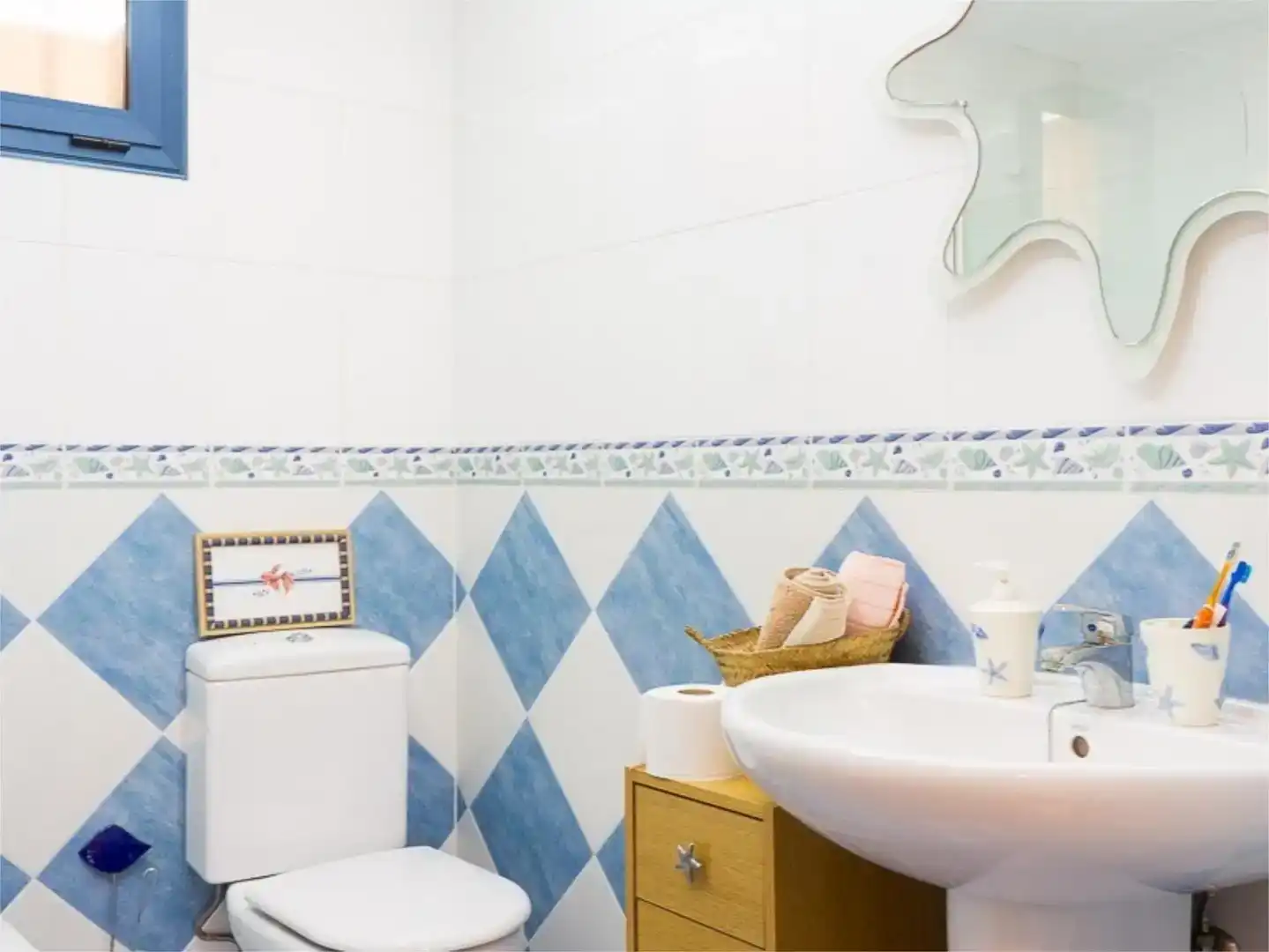 Badezimmer von Wohnung zum Verkauf in Torrevieja mit Klimaanlage und Schwimmbad