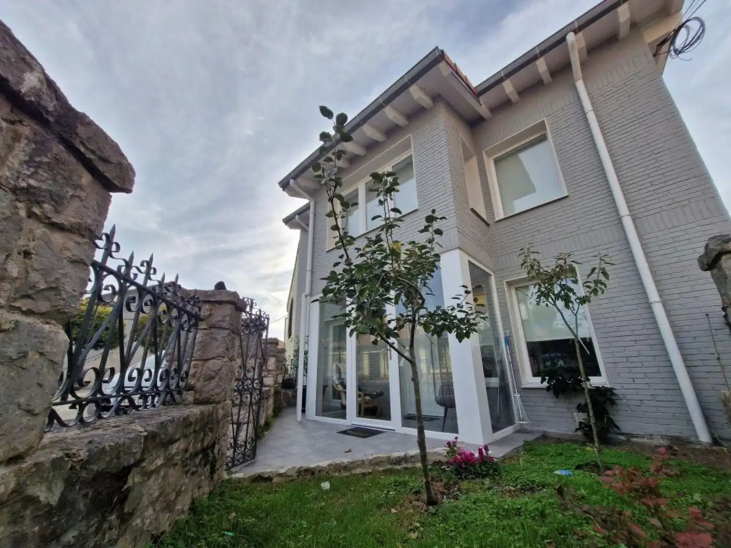 Vista exterior de Casa adosada en venda en Torrelavega  amb Aire condicionat, Calefacció i Jardí privat