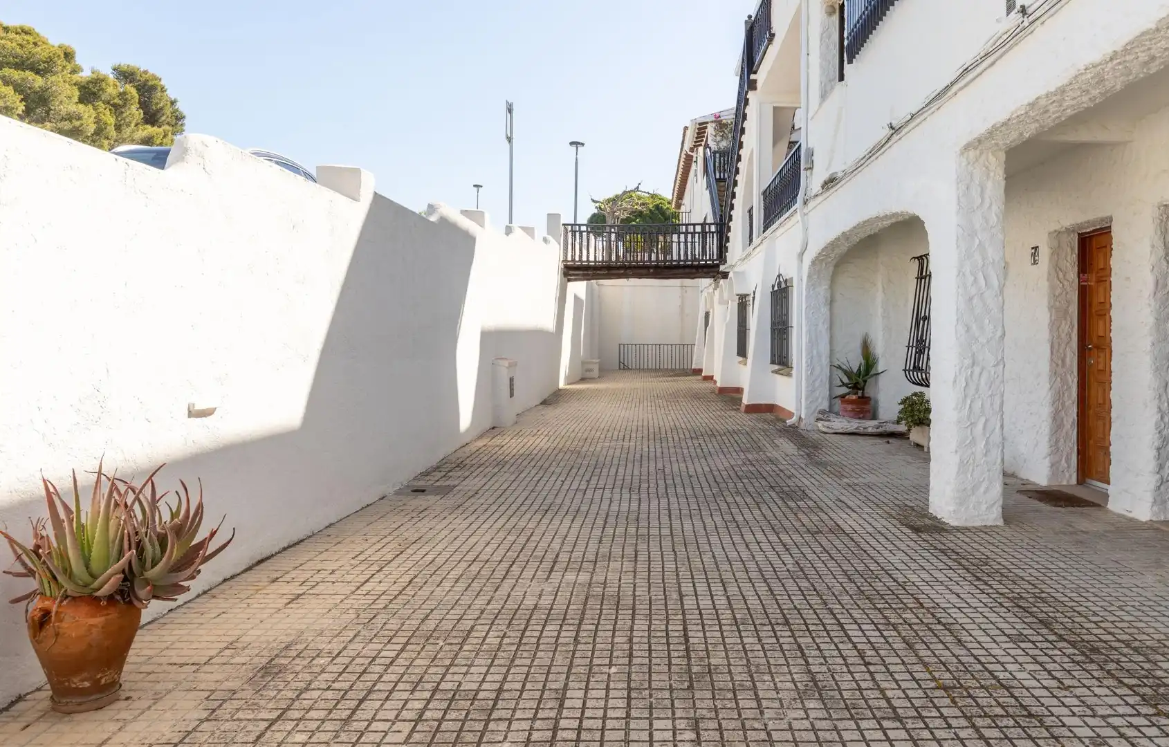 Vista exterior de Casa o xalet en venda en El Vendrell amb Parquet, Terrassa i Balcó