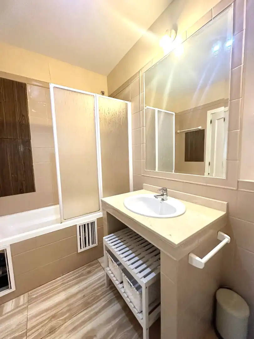 Baño de Casa adosada en venta en Madrid con Aire acondicionado, Calefacción y Jardín privado