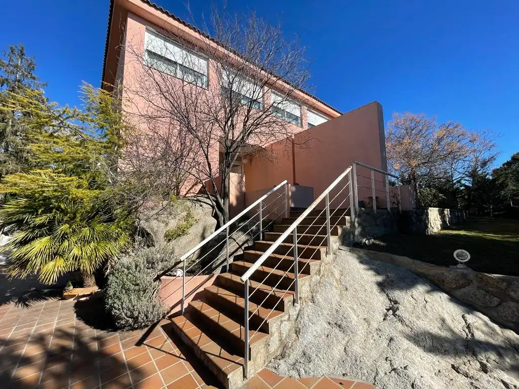 Vista exterior de Casa o xalet de lloguer en Torrelodones amb Calefacció, Jardí privat i Terrassa