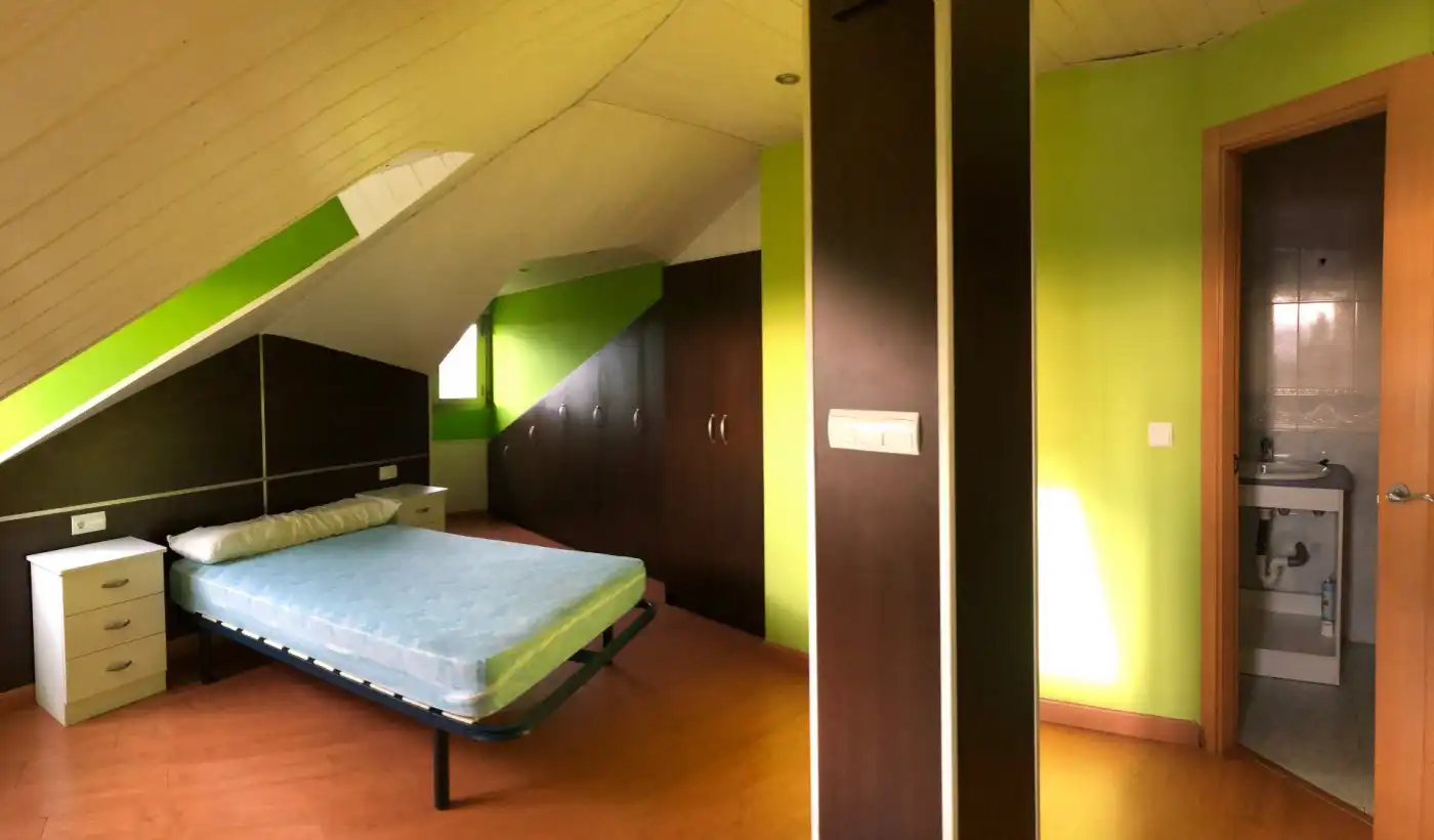 Habitación de Dúplex en venta en Camponaraya con Calefacción, Trastero y Amueblado