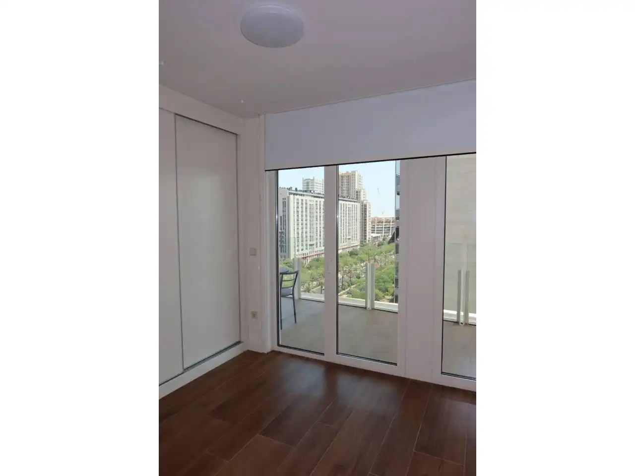 Schlafzimmer von Wohnung zur Miete in Valencia mit Klimaanlage, Parkett und Balkon