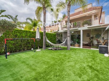 Terraced house with balcony for sale in Casas Verdes
