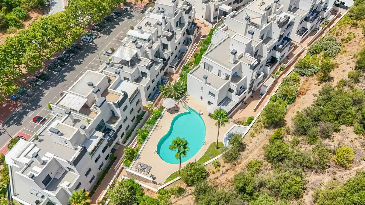 Vista exterior de Pis en venda en Marbella amb Terrassa i Piscina