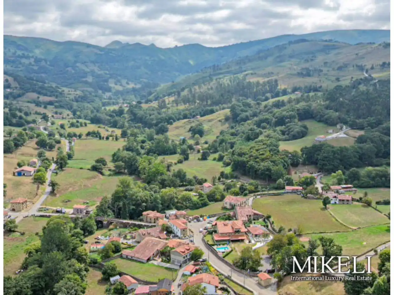 Vista exterior de Finca rústica en venta en Saro con Jardín privado y Parquet