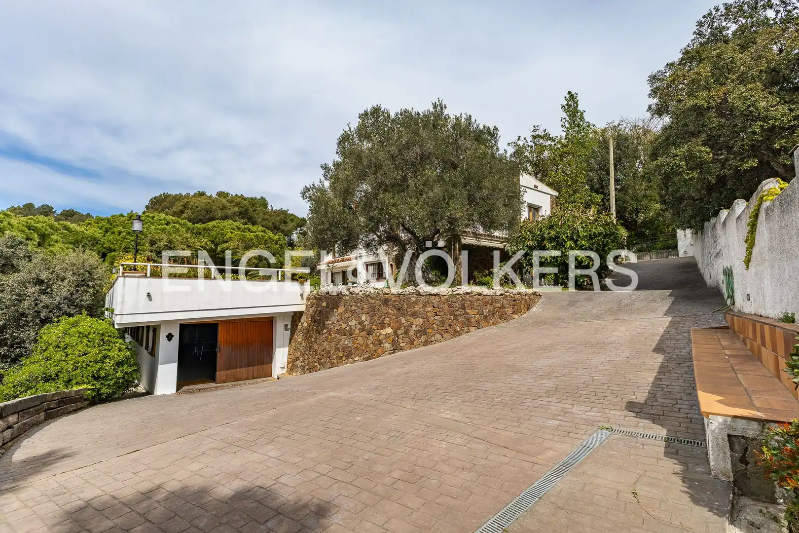Vista exterior de Casa o xalet en venda en Cerdanyola del Vallès amb Calefacció, Jardí privat i Parquet