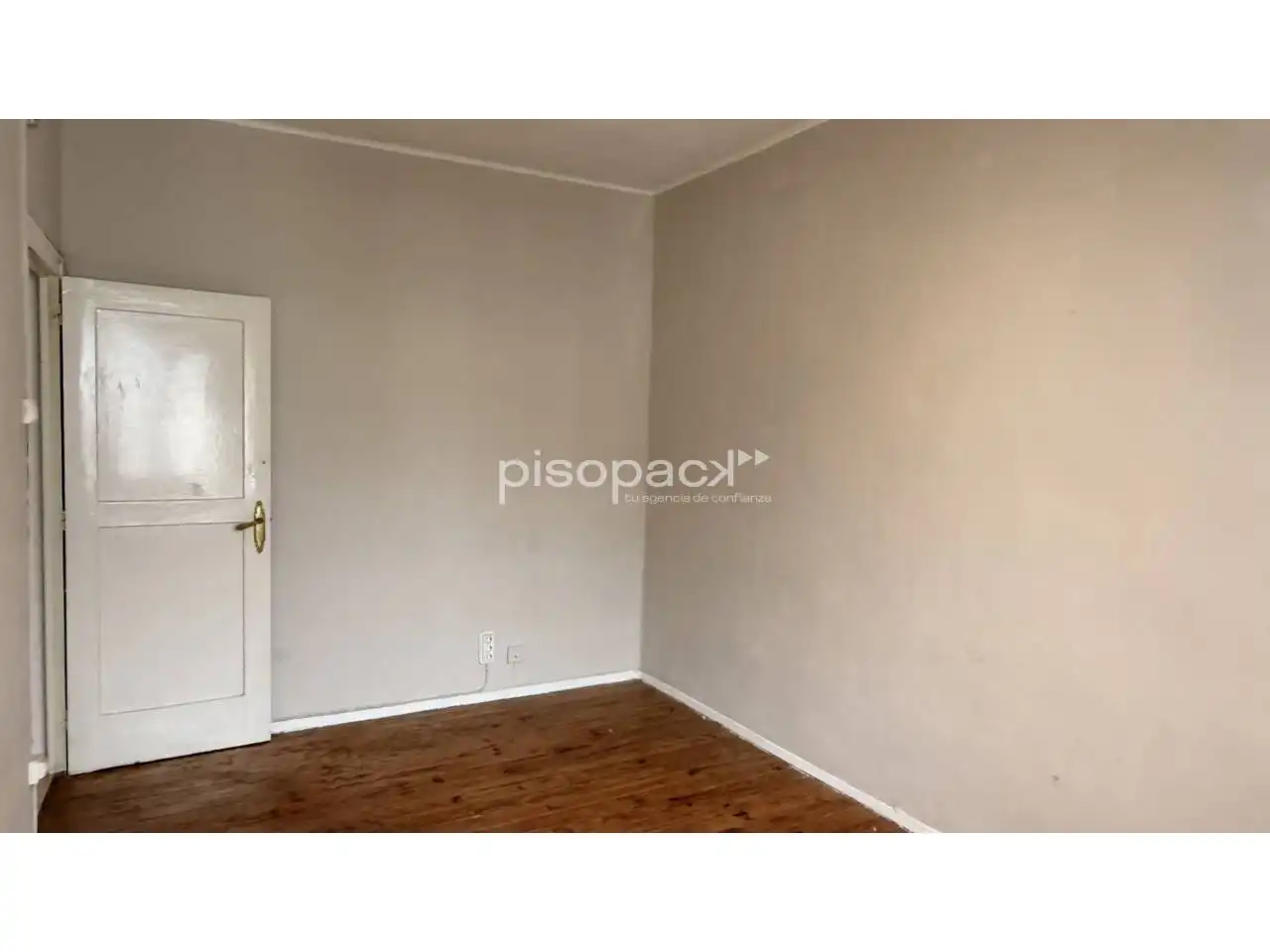 Dormitori de Pis en venda en  Pamplona / Iruña amb Parquet, Terrassa i Alarma