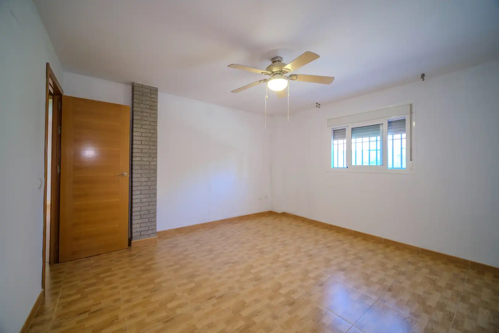 Dormitori de Casa o xalet en venda en Montequinto amb Jardí privat, Terrassa i Moblat