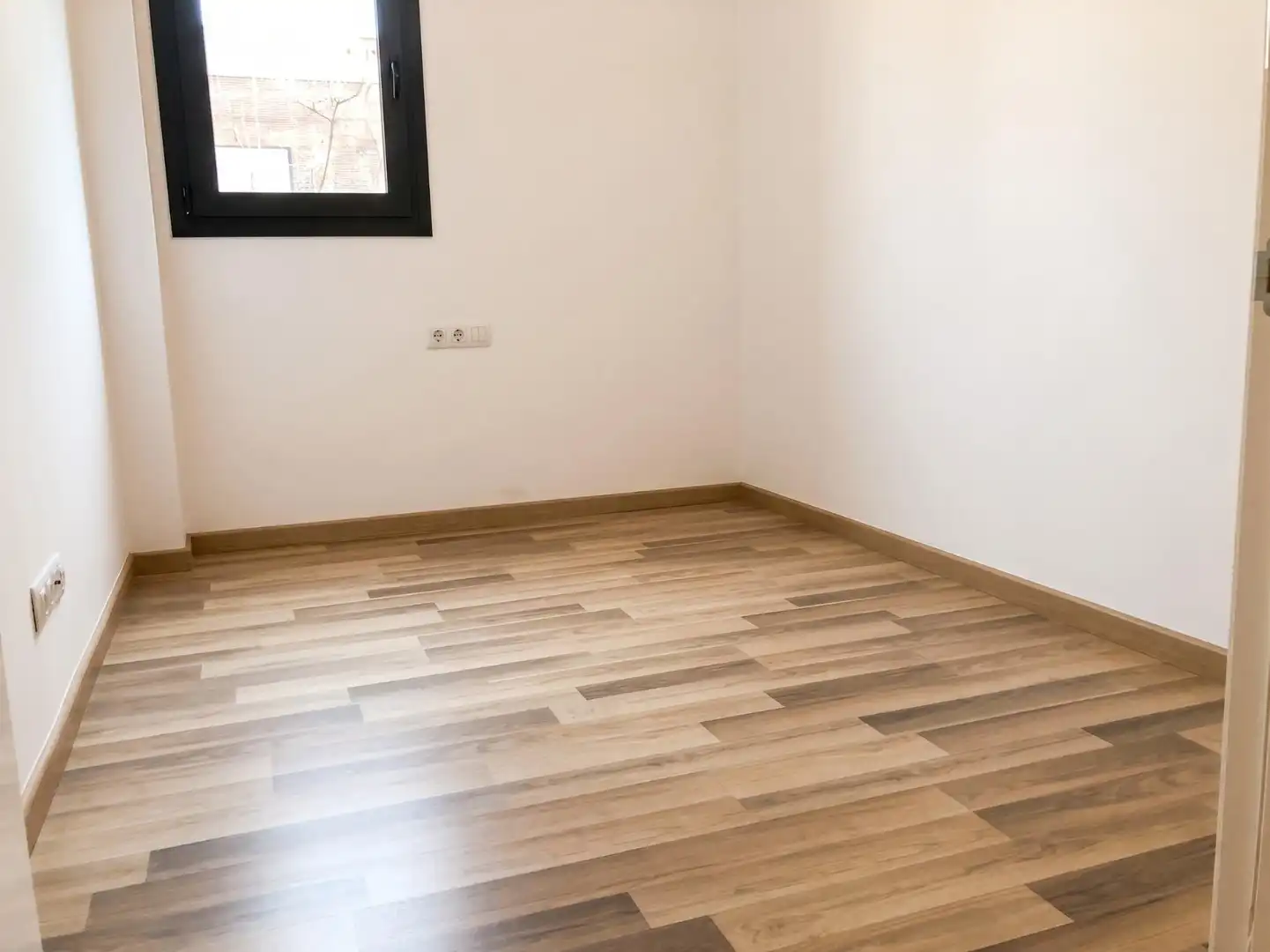 Dormitori de Pis en venda en L'Hospitalet de Llobregat amb Aire condicionat, Calefacció i Jardí privat