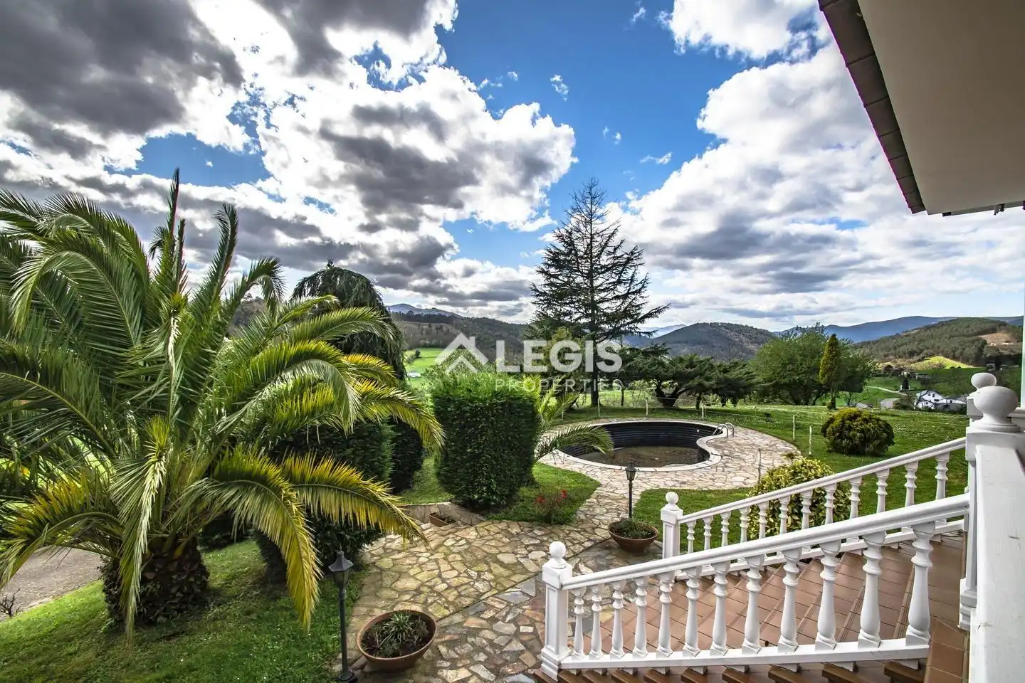 Vista exterior de Casa o xalet en venda en Valdés - Luarca amb Calefacció, Jardí privat i Terrassa