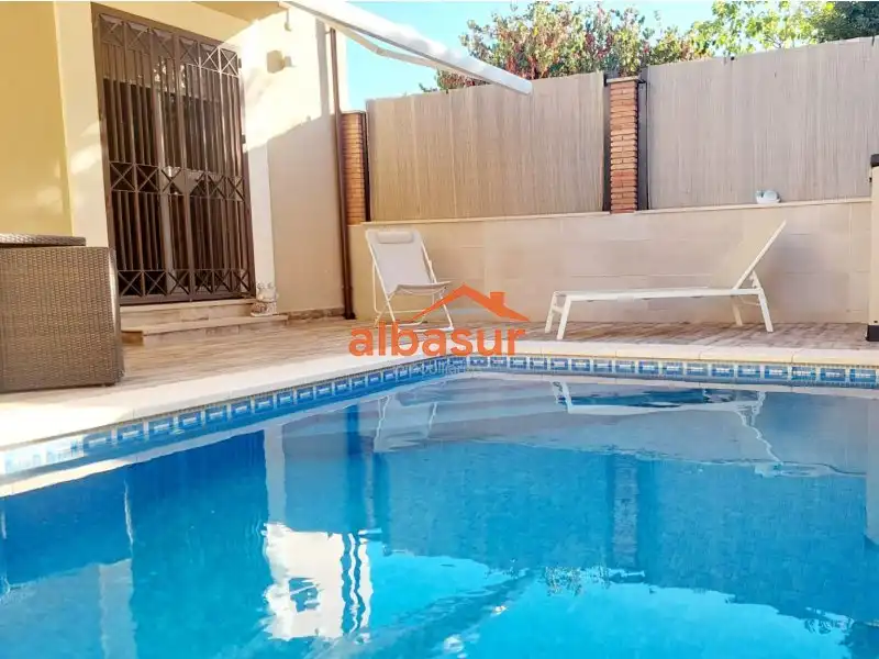 Piscina de Casa adosada en venta en Córdoba con Aire acondicionado, Calefacción y Terraza