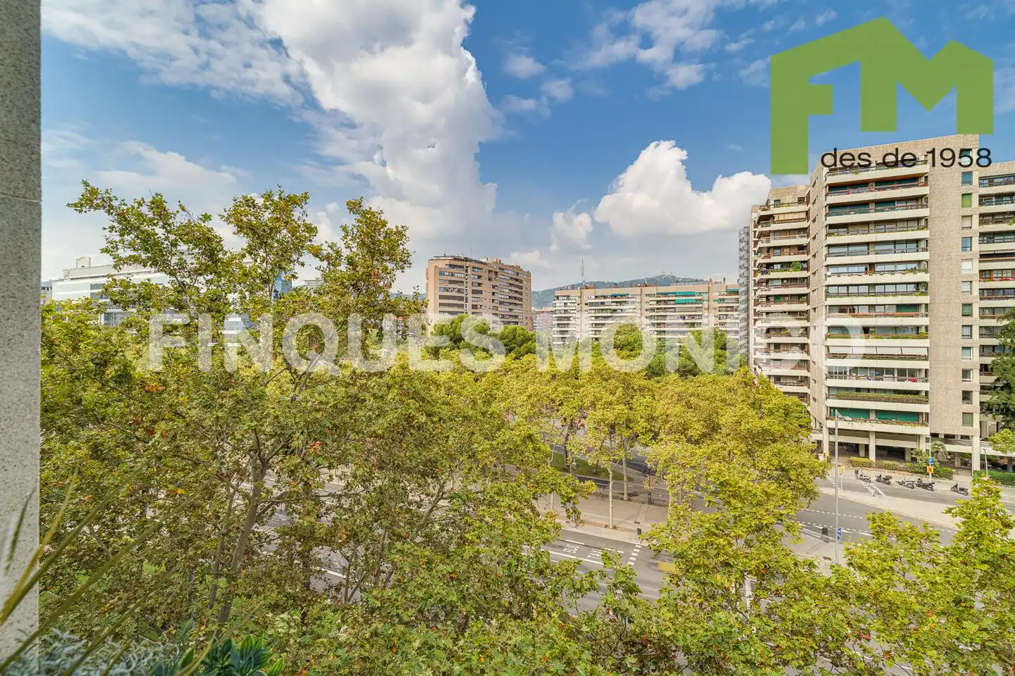 Vista exterior de Pis en venda en Barcelona amb Aire condicionat, Calefacció i Balcó
