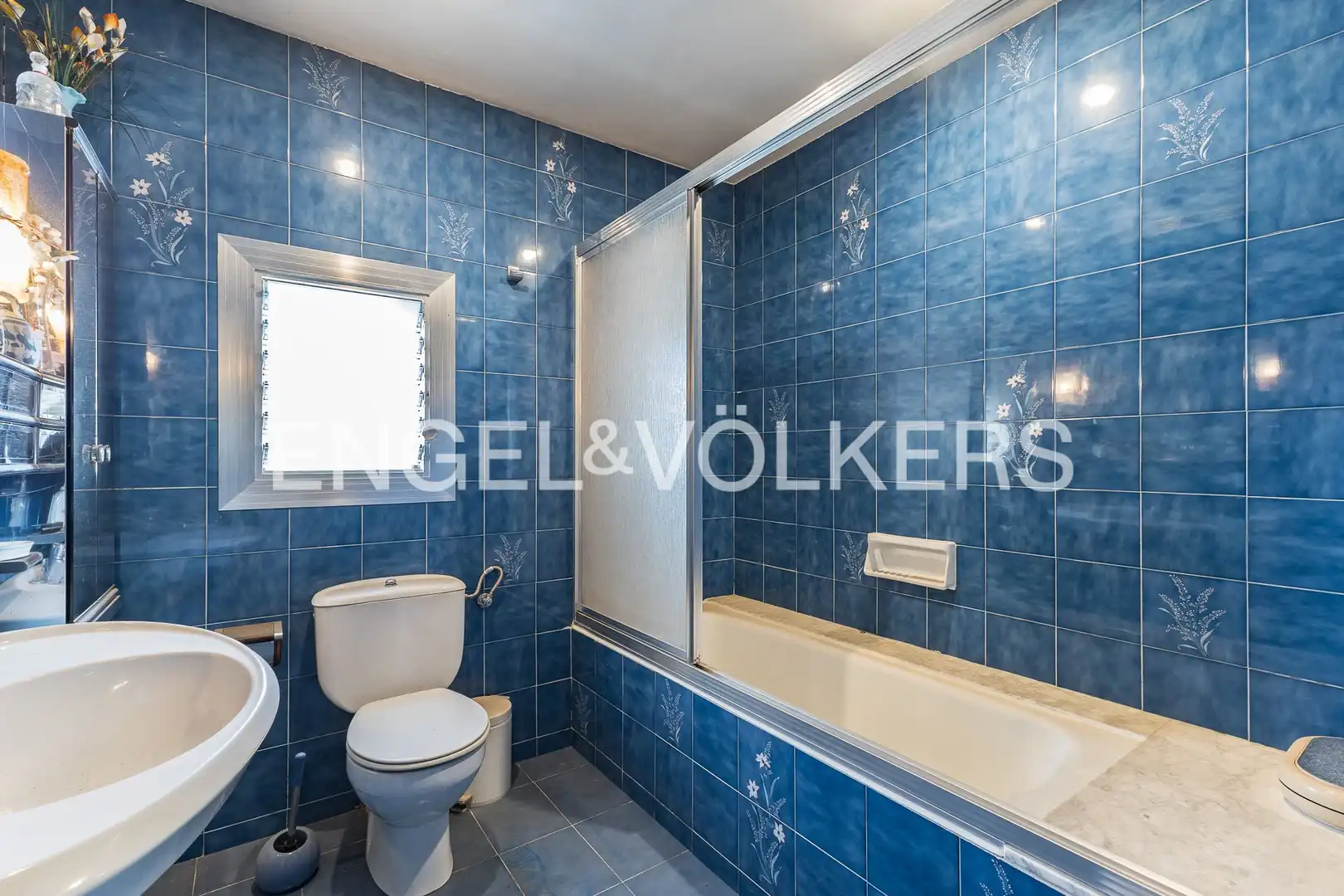 Badezimmer von Country house zum Verkauf in Barcelona mit Heizung, Parkett und Terrasse
