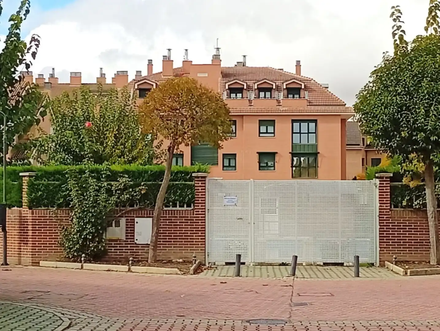 Vista exterior de Casa adosada en venda en Valladolid amb Calefacció, Parquet i Piscina comunitària