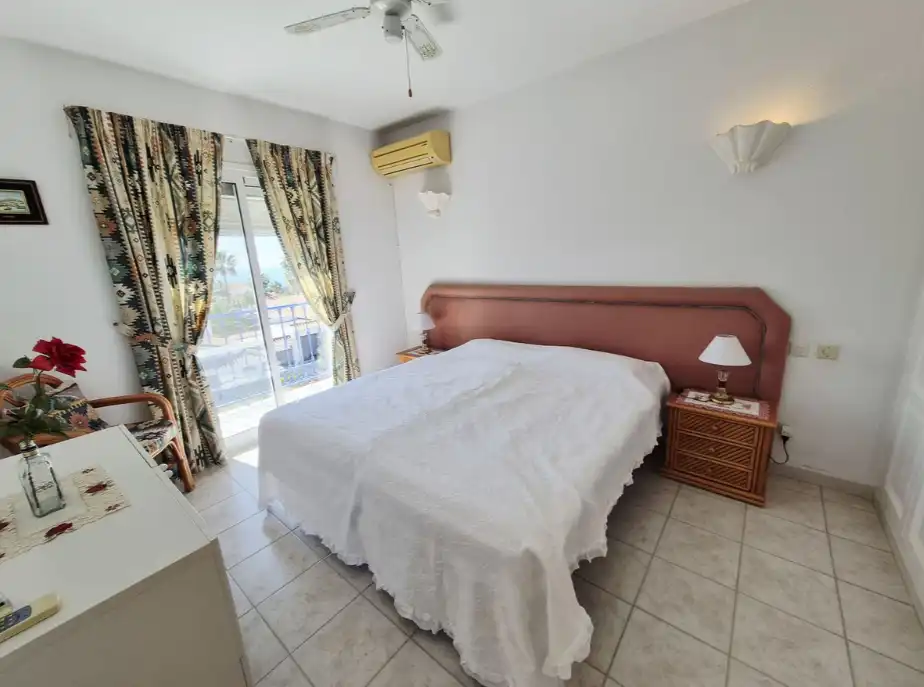 Dormitori de Apartament en venda en Mijas amb Aire condicionat, Terrassa i Moblat