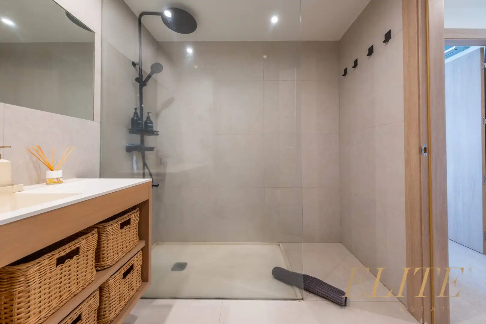 Badezimmer von Wohnungen zum Verkauf in Mogán mit Klimaanlage, Privatgarten und Terrasse