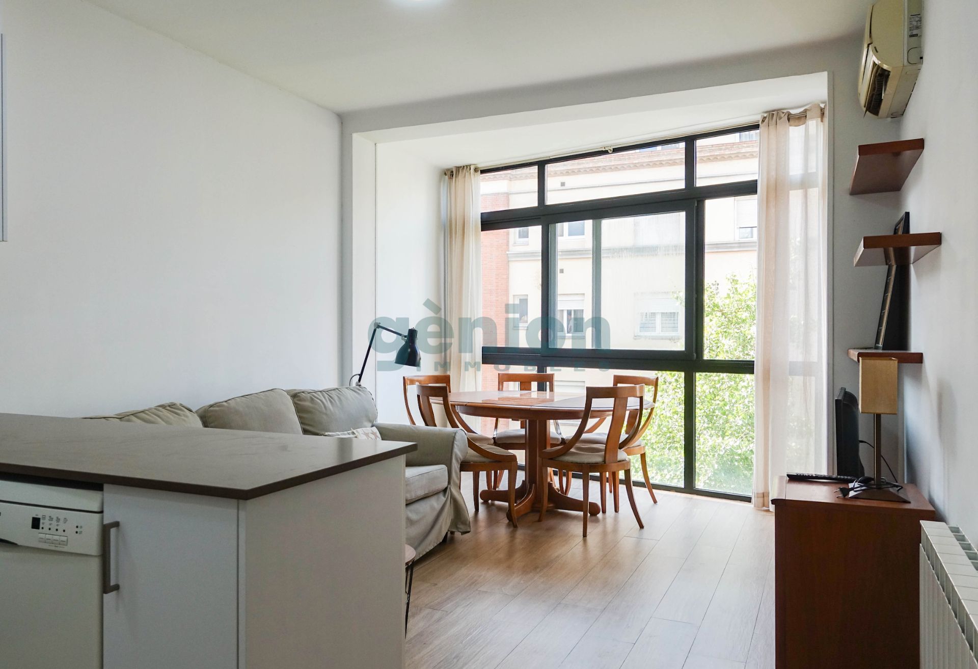 Living room of Flat for sale in Girona Capital  with Air Conditioner, Heating and Balcony
