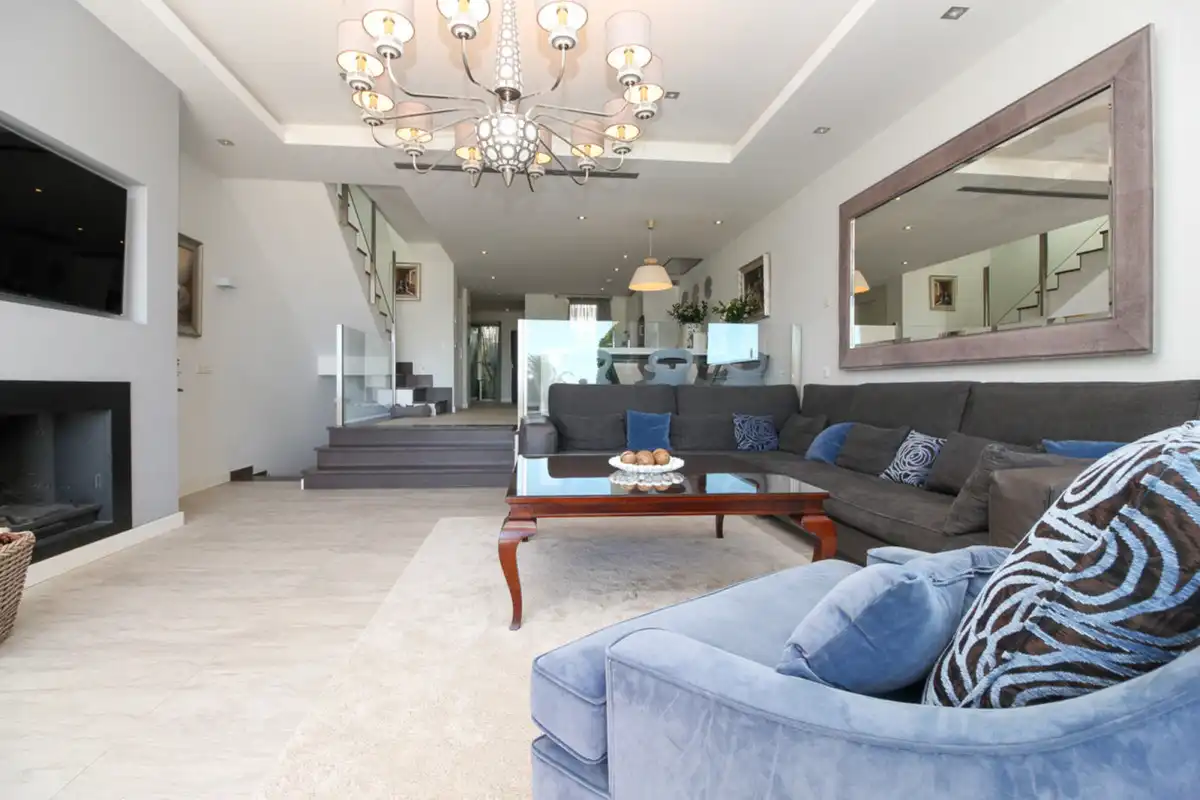 Sala d'estar de Casa adosada de lloguer en Marbella amb Aire condicionat, Terrassa i Piscina