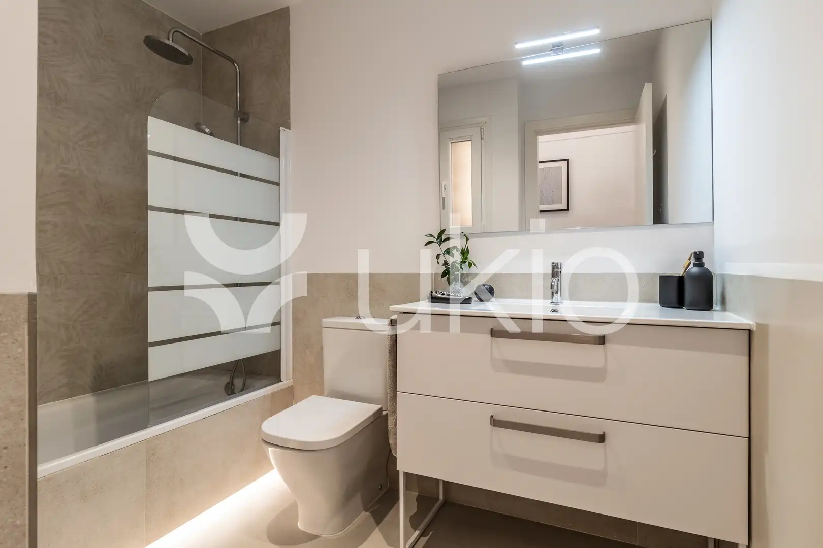 Bathroom of Flat for rent in Madrid  with Air Conditioner, Heating and Furnished