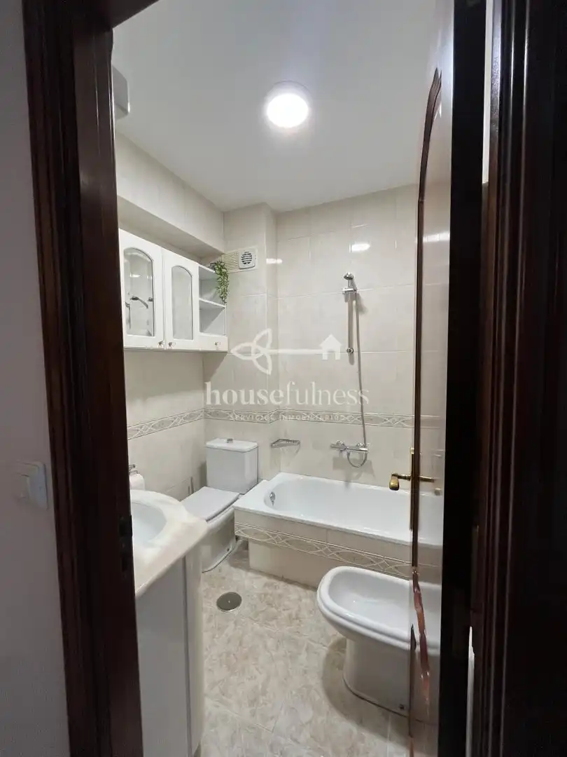 Baño de Piso de alquiler en Narón con Calefacción, Terraza y Amueblado