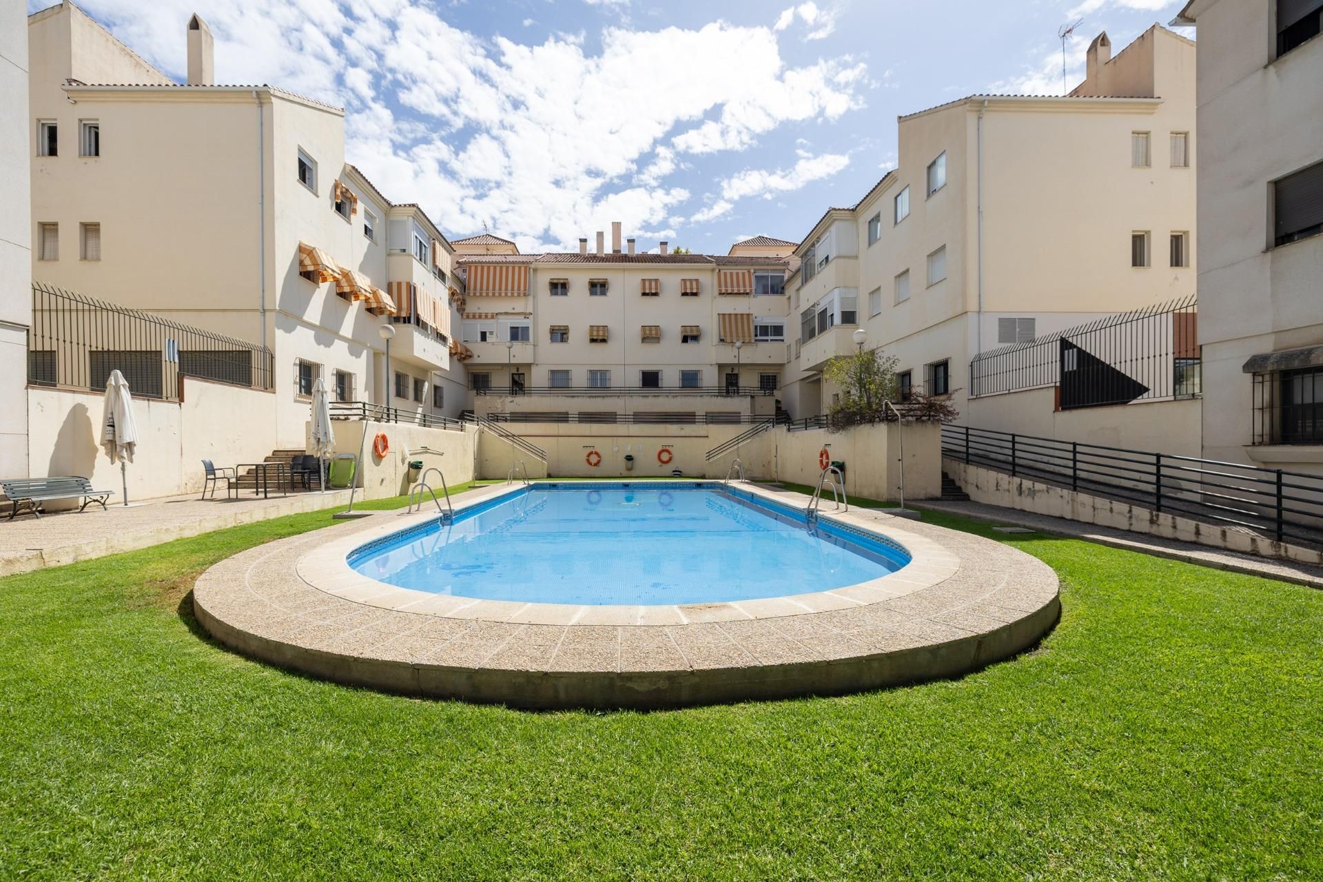 Piscina de Pis en venda en  Granada Capital amb Terrassa, Balcó i Piscina comunitària