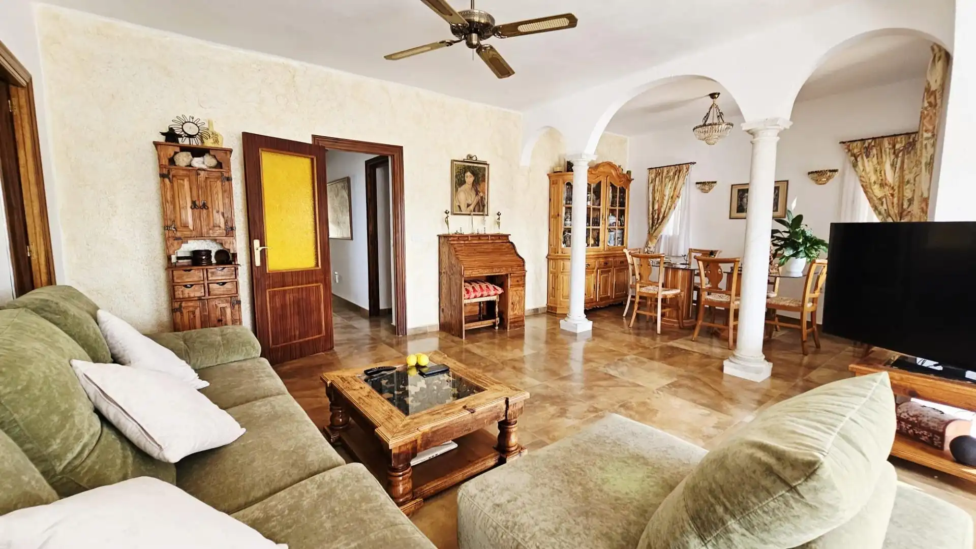 Sala de estar de Casa o chalet en venta en Marbella con Jardín privado, Terraza y Piscina comunitaria