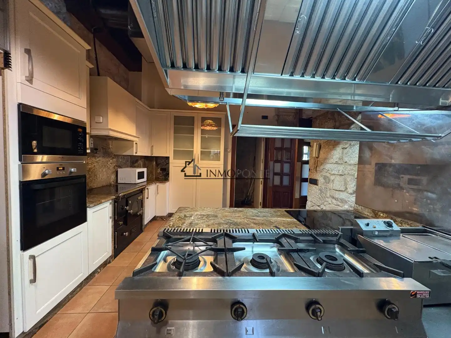 Cuina de Casa o xalet en venda en Pontevedra Capital  amb Jardí privat
