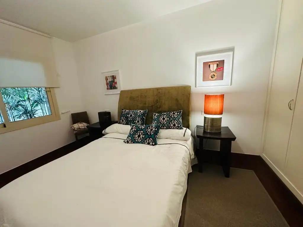 Schlafzimmer von Erdgeschoss zur Miete in Marbella mit Klimaanlage, Privatgarten und Terrasse